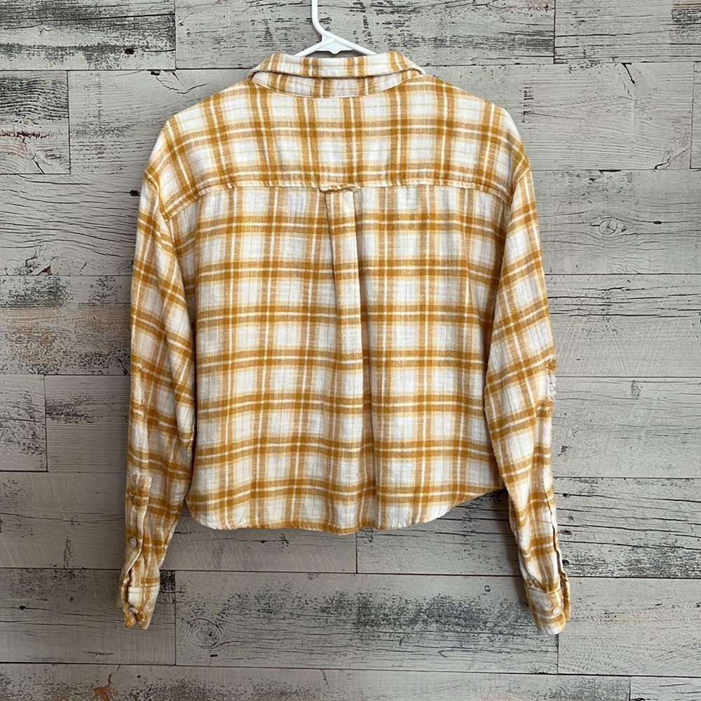 American Eagle women’s cropped distressed flannel shirt. Size medium - Picture 3 of 5